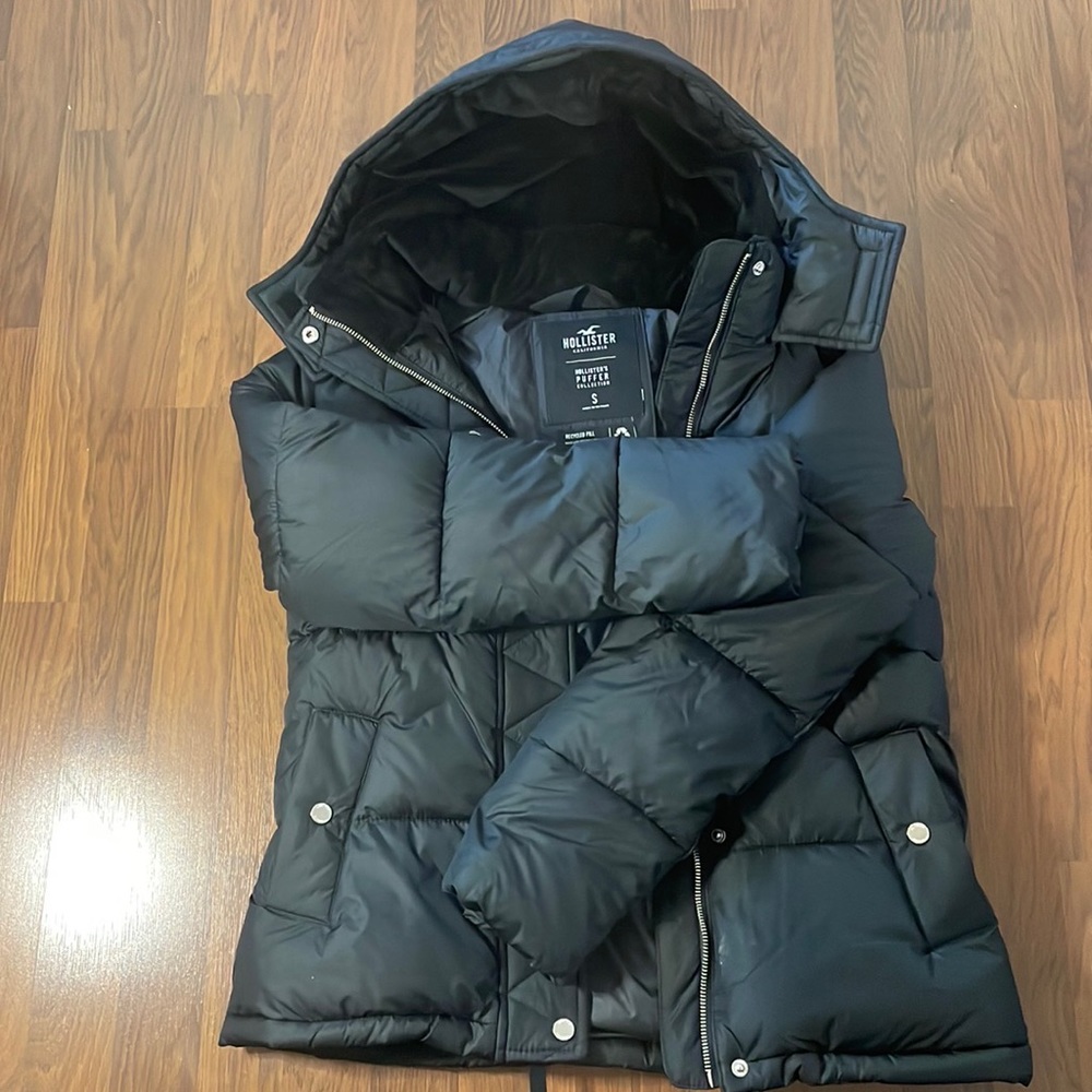 Brand new with tags black Hollister puffer coat for Juniors/teens.